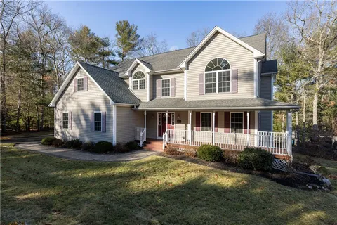 $899,900 | 47 Wooded Grove Circle, South Kingstown, RI 02892