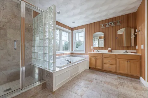 $899,900 | 47 Wooded Grove Circle, South Kingstown, RI 02892