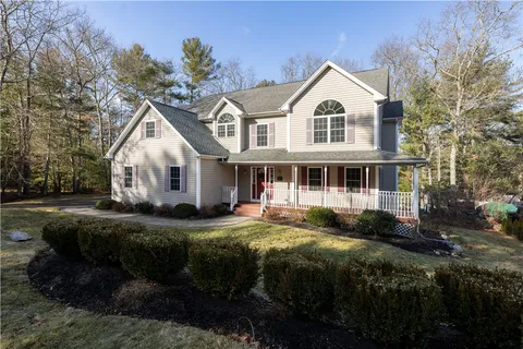 $899,900 | 47 Wooded Grove Circle, South Kingstown, RI 02892