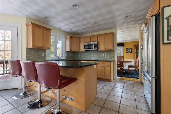 $899,900 | 47 Wooded Grove Circle, South Kingstown, RI 02892