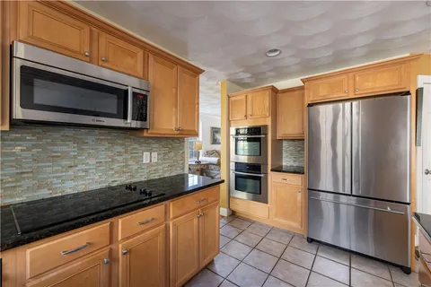 $899,900 | 47 Wooded Grove Circle, South Kingstown, RI 02892