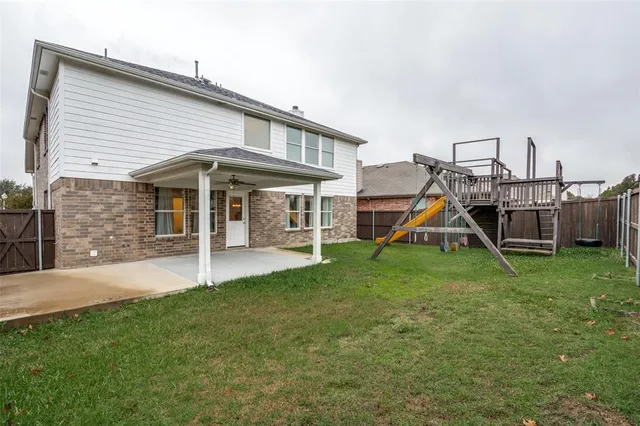 a view of a house with a backyard