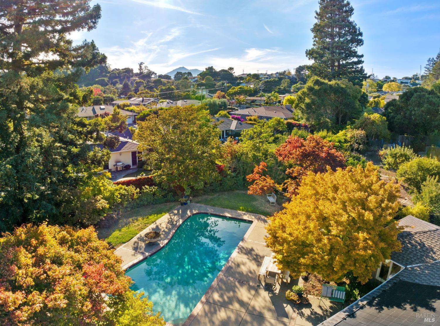 a view of residential houses with outdoor space