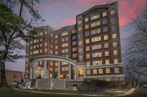$440,000 | 4618 Warwick Boulevard, Unit 7A, Kansas City, MO 64112