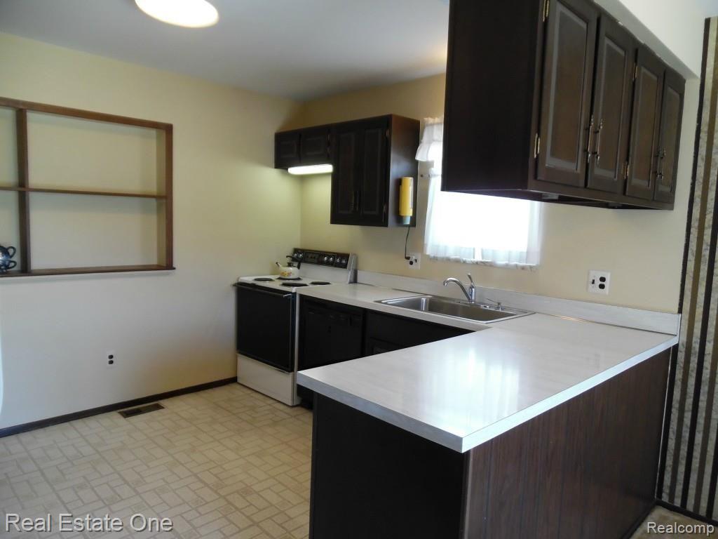 42051 Ridge Road West Novi, MI 48375 - Photo 8 of 29