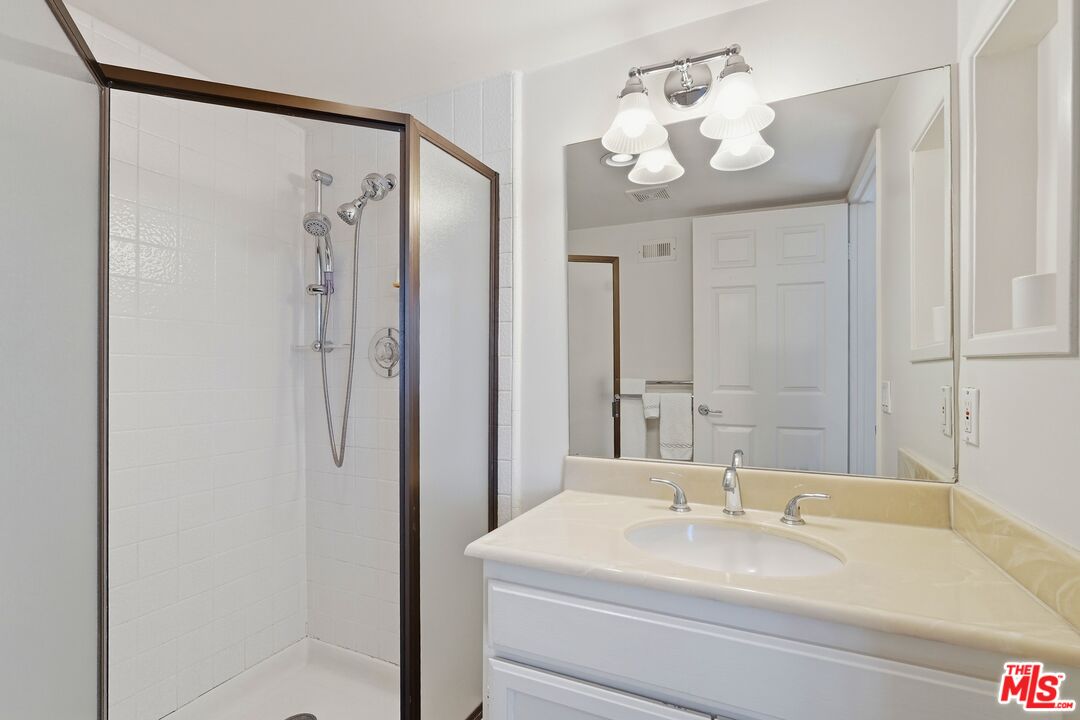 432 South Hamel Road, Unit 303 Los Angeles, CA 90048 - Photo 21 of 26