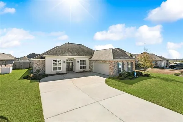 $427,000 | 205 Cove Pointe Drive, Luling, LA 70070