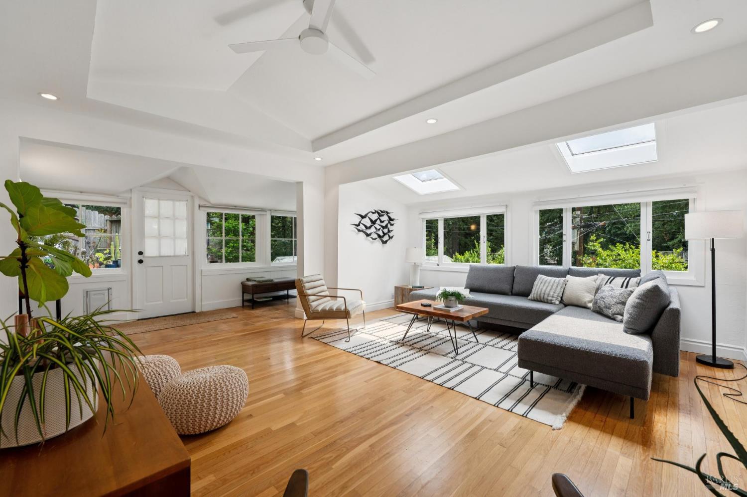 40 Canyon Road San Anselmo, CA 94960 - Photo 4 of 56 Large living room is spacious and inviting