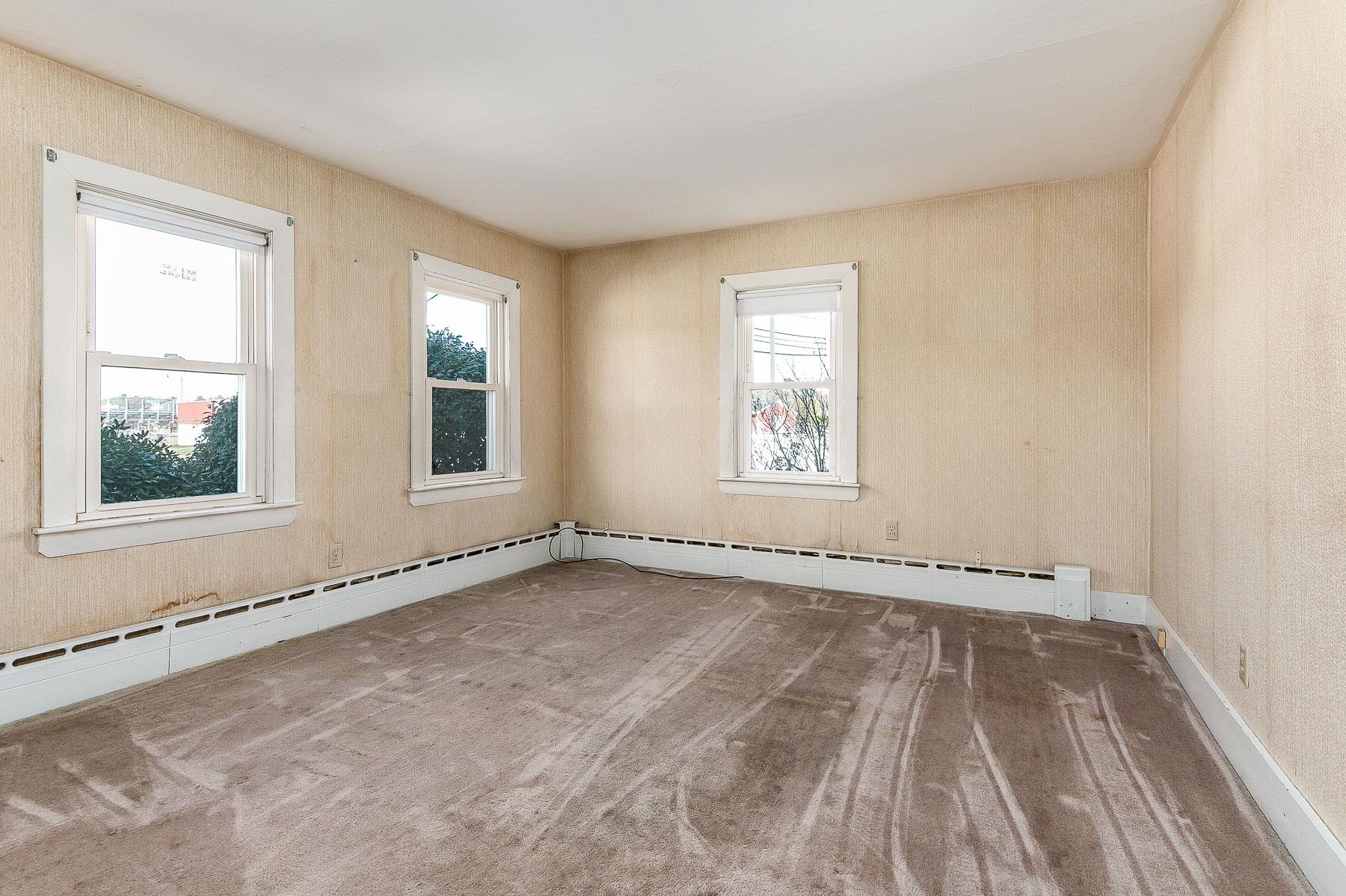 157 Wakefield Street Rochester, NH 03867 - Photo 13 of 34