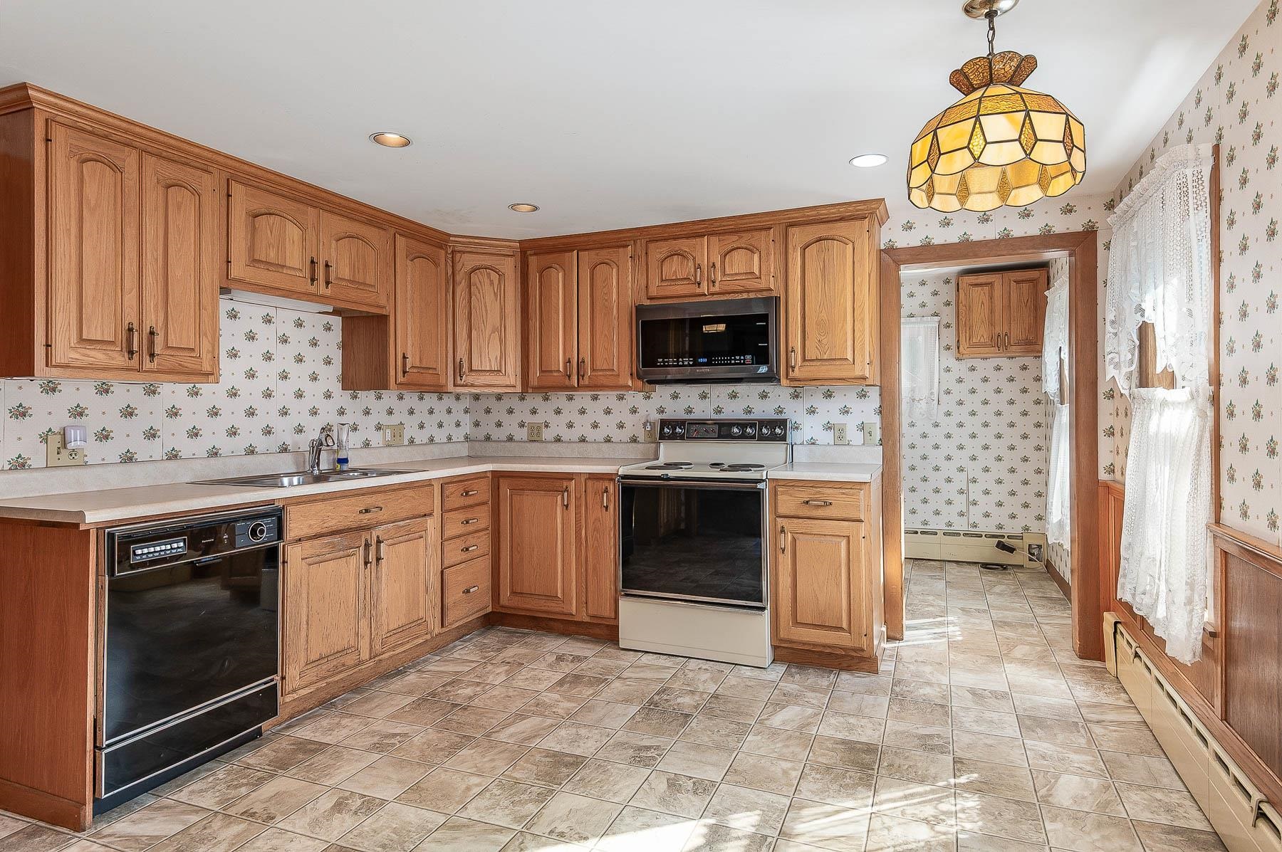 157 Wakefield Street Rochester, NH 03867 - Photo 5 of 34