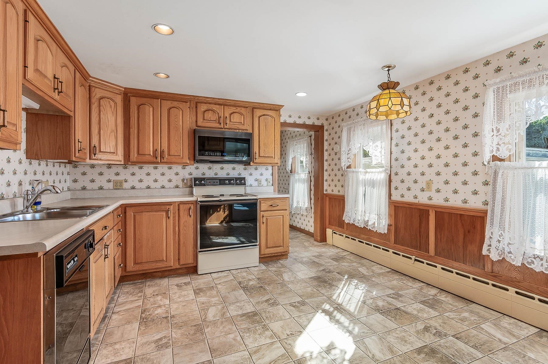 157 Wakefield Street Rochester, NH 03867 - Photo 6 of 34