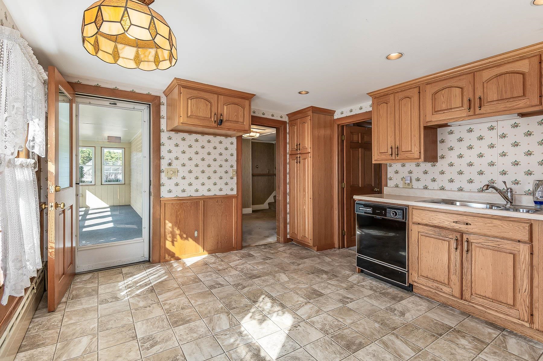 157 Wakefield Street Rochester, NH 03867 - Photo 7 of 34