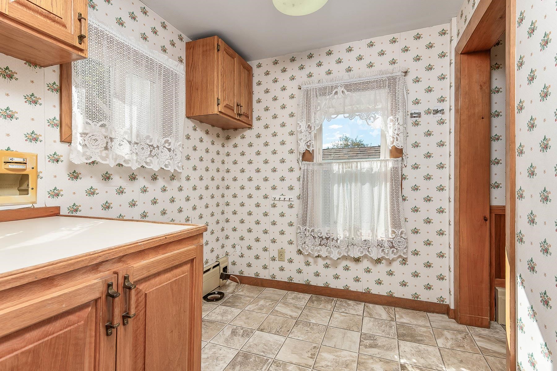 157 Wakefield Street Rochester, NH 03867 - Photo 8 of 34