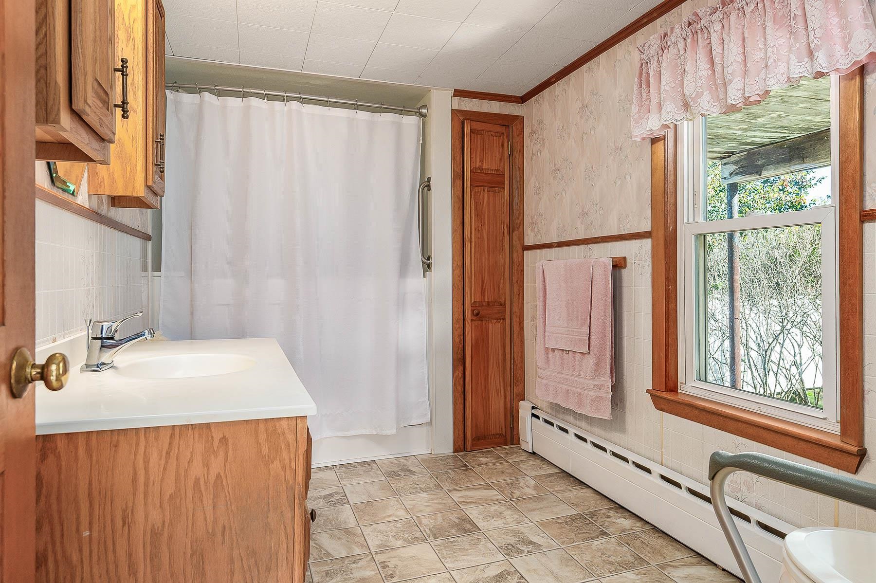 157 Wakefield Street Rochester, NH 03867 - Photo 9 of 34