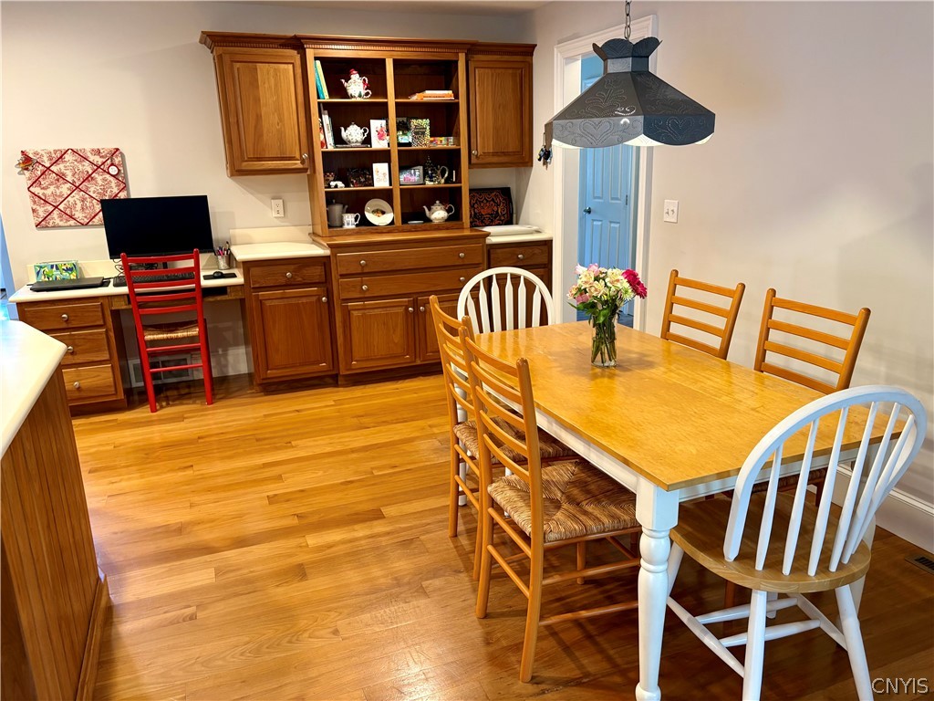 7892 East Ridge Pointe Drive Manlius, NY 13066 - Photo 14 of 46 Dining area and custom built-ins.