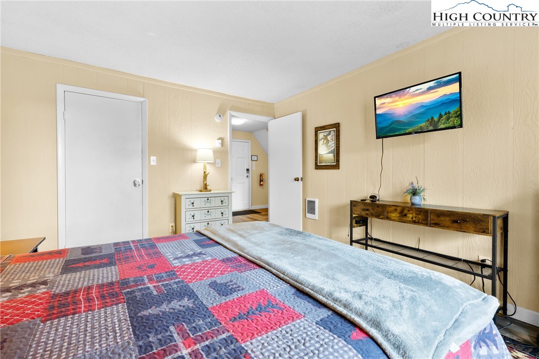 105 North Pinnacle Ridge Road, Unit 6 Beech Mountain, NC 28604 - Photo 23 of 46 a bedroom with a bed and a lamp on table