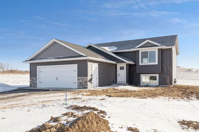 $342,900 | 492 Coyote Way, New Richmond, WI 54017