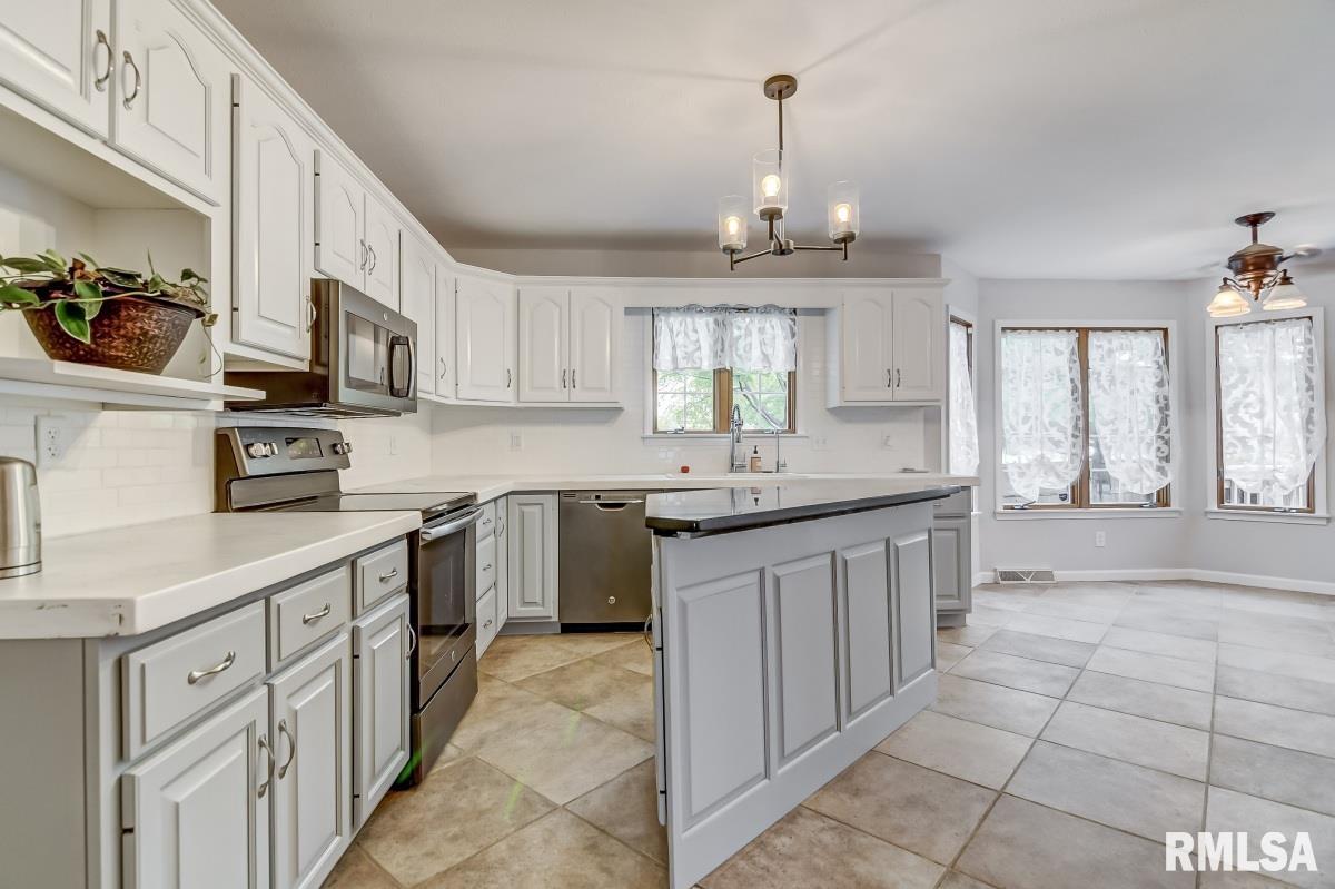 303 Bristol Road Chatham, IL 62629 - Photo 11 of 44 Gallery Image 11