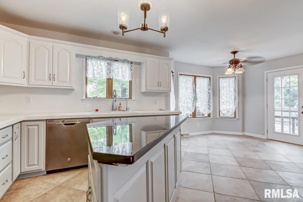 303 Bristol Road Chatham, IL 62629 - Photo 8 of 44 Gallery Image 8