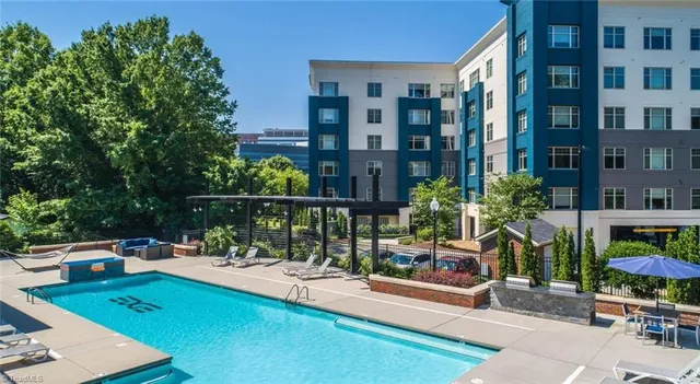 $1,525 | 111 Edgeway Drive, Unit B2, Winston-Salem, NC 27104