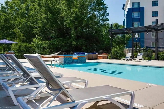 $1,525 | 111 Edgeway Drive, Unit B2, Winston-Salem, NC 27104