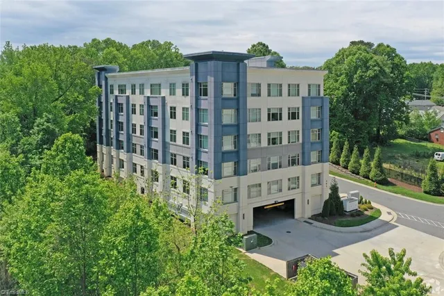 $1,525 | 111 Edgeway Drive, Unit B2, Winston-Salem, NC 27104