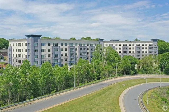 $1,525 | 111 Edgeway Drive, Unit B2, Winston-Salem, NC 27104