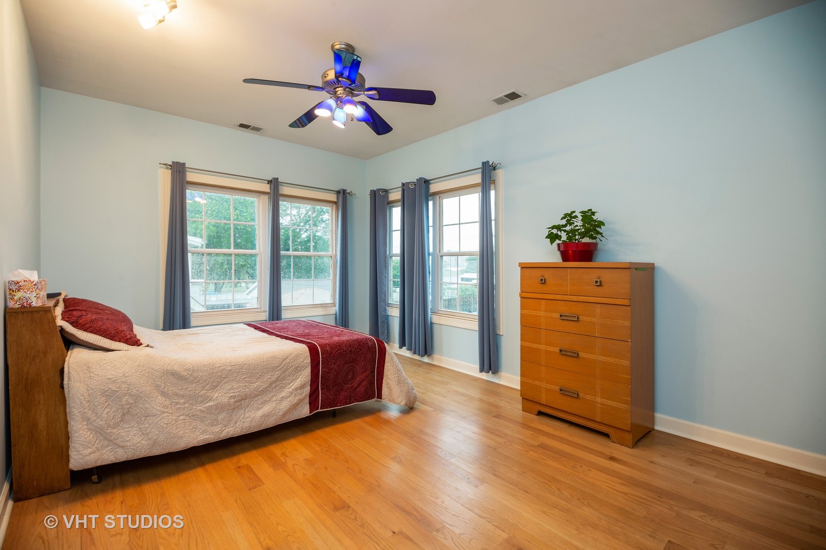 3105 Patton Drive Des Plaines, IL 60018 - Photo 15 of 27 a bedroom with a bed and a window