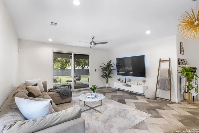 $450,000 | 303 Pendleton Avenue, San Antonio, TX 78204