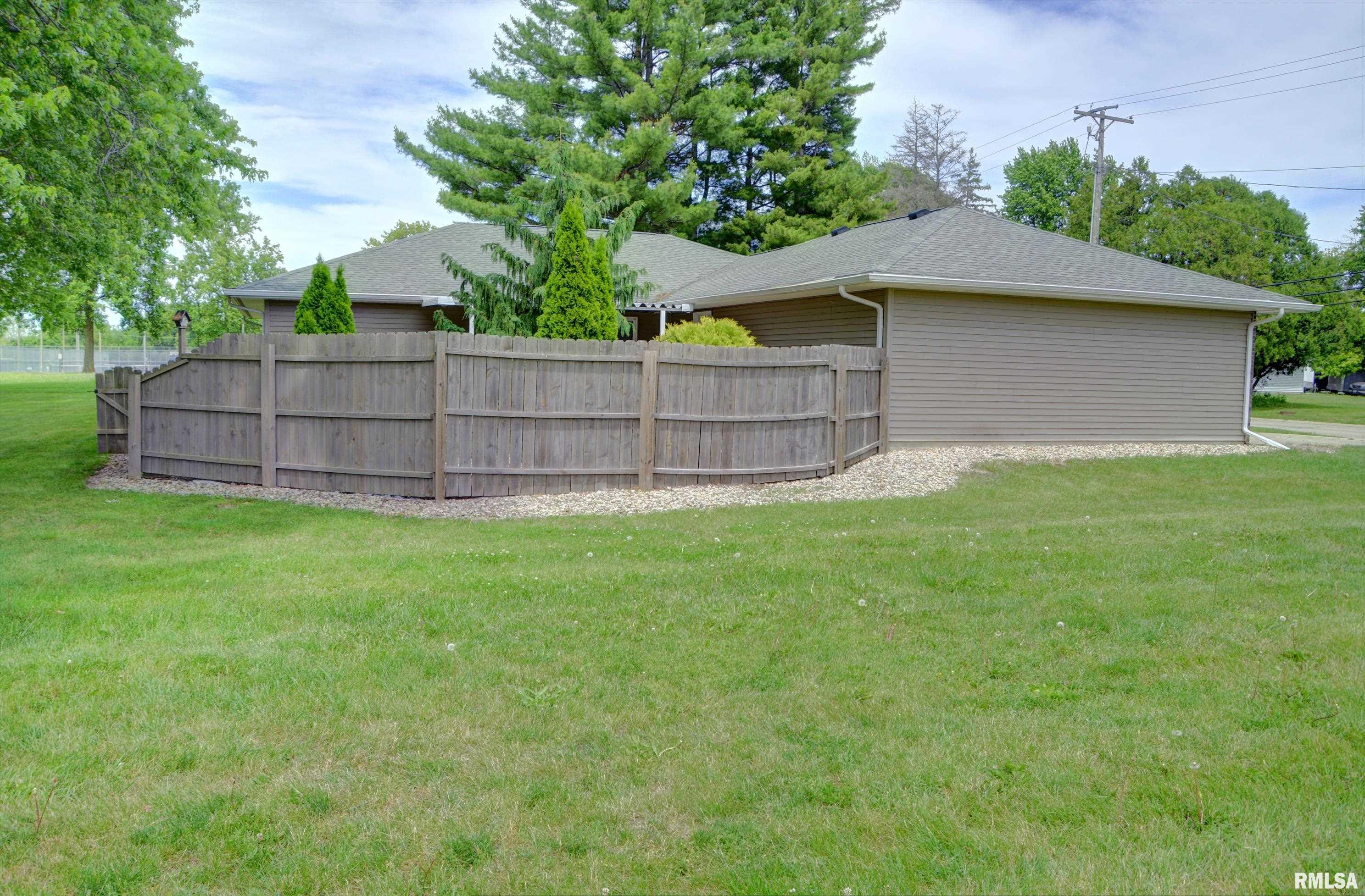 1220 Maple Avenue Macomb, IL 61455 - Photo 3 of 20