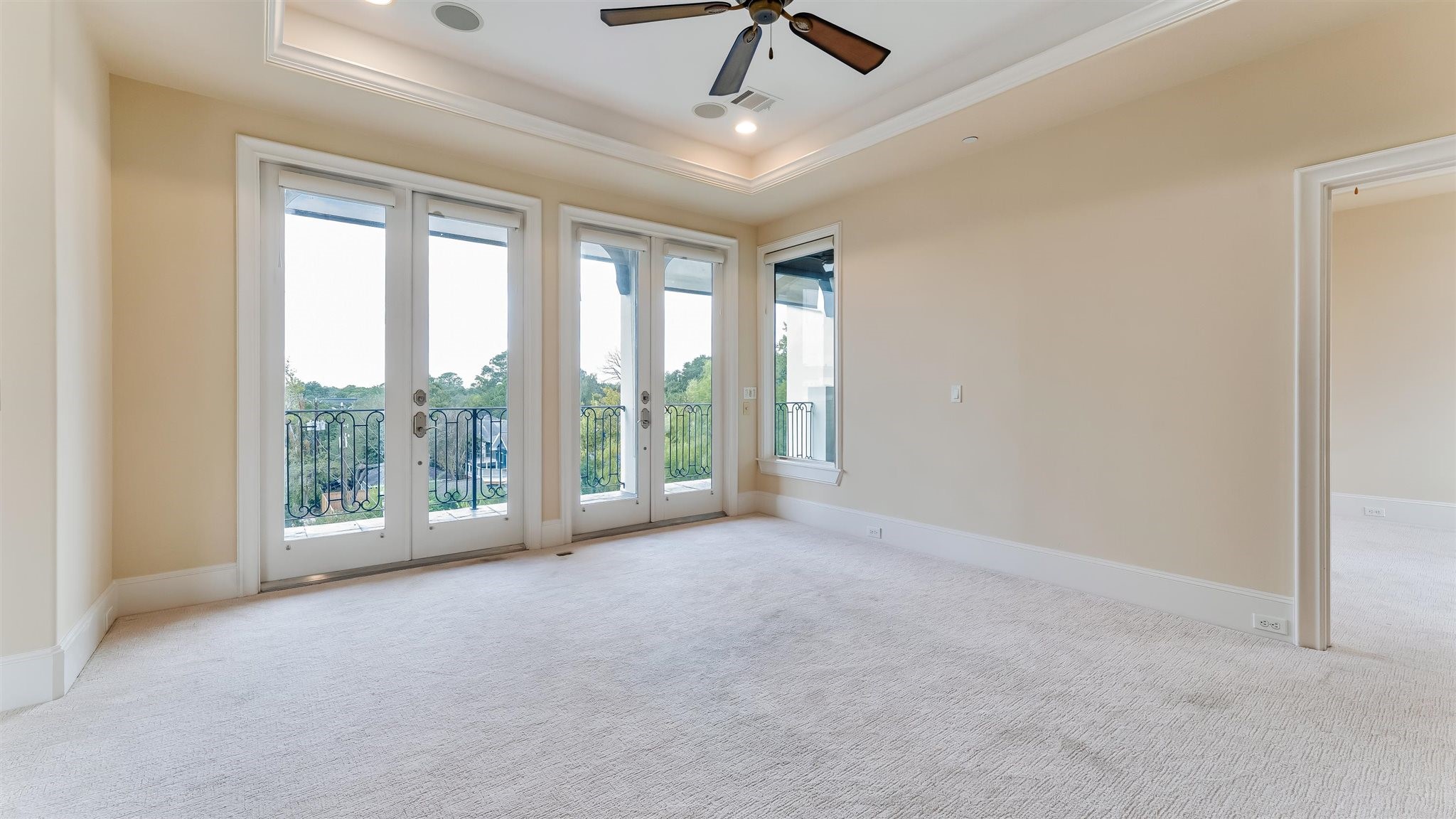 1700 Sunset Boulevard, Unit E Houston, TX 77005 - Photo 28 of 48 a view of an empty room with windows and a ceiling fan