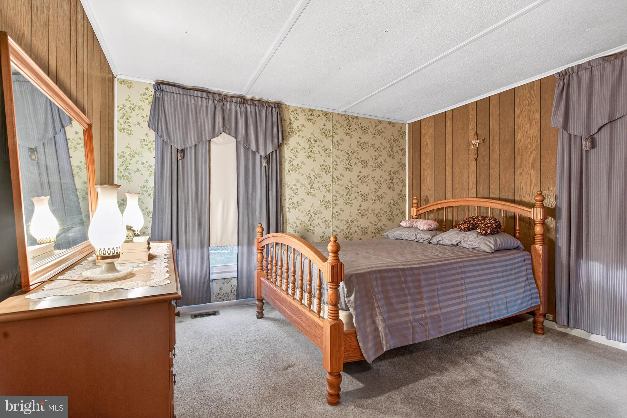 39 Commons Road Kutztown, PA 19530 - Photo 12 of 33 a room with a bed and a window