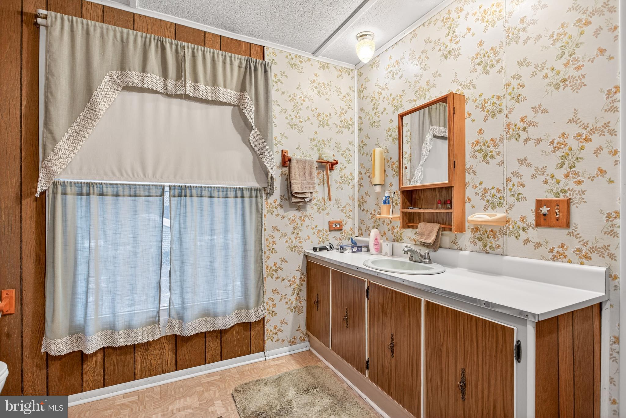 39 Commons Road Kutztown, PA 19530 - Photo 21 of 33 a bathroom with a sink and a mirror