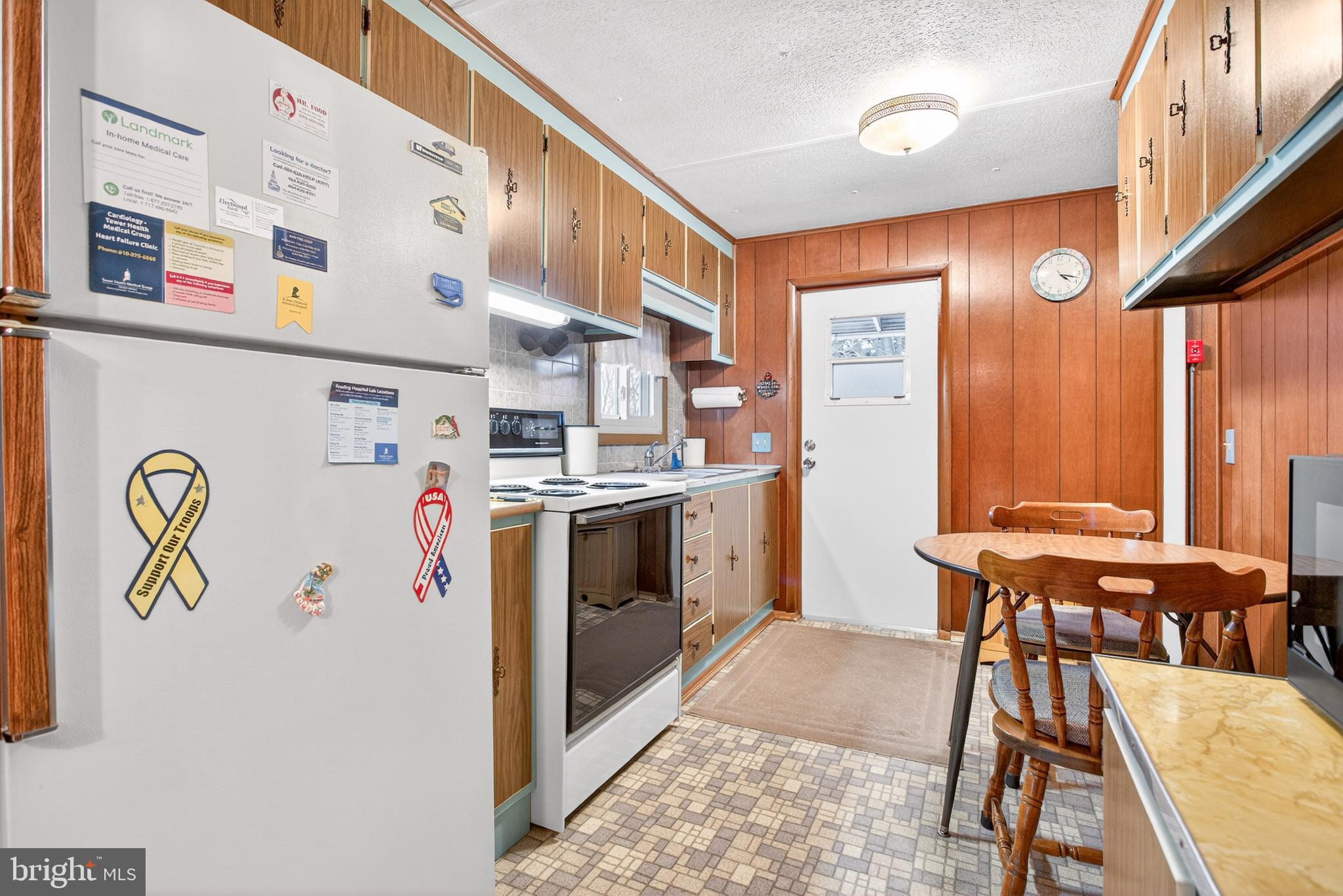 39 Commons Road Kutztown, PA 19530 - Photo 8 of 33 a kitchen with stainless steel appliances granite countertop a refrigerator and a stove