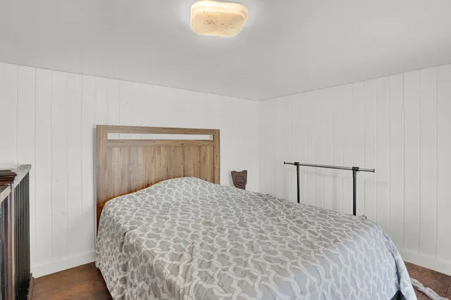 a view of a house with backyard and garden