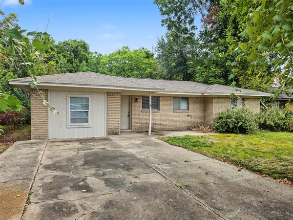 $1,395 | 206 Prune Street, La Marque, TX 77568