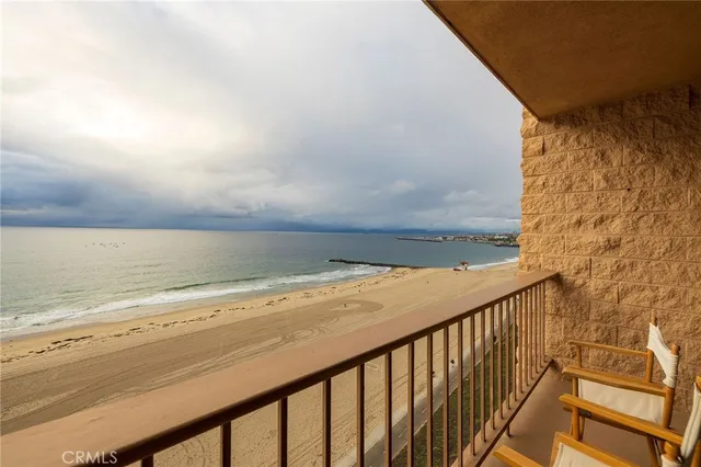 $2,400,000 | 727 Esplanade, Unit 302, Redondo Beach, CA 90277