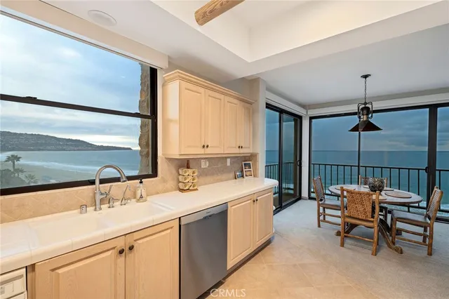 $2,400,000 | 727 Esplanade, Unit 302, Redondo Beach, CA 90277