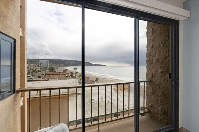 $2,400,000 | 727 Esplanade, Unit 302, Redondo Beach, CA 90277