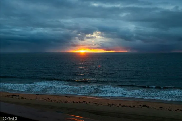 $2,400,000 | 727 Esplanade, Unit 302, Redondo Beach, CA 90277