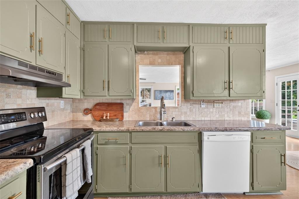976 Walker Lake Road Southwest Conyers, GA 30094 - Photo 12 of 36 Gallery Image 12