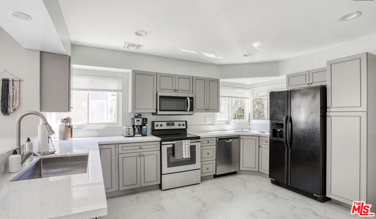 8100 West 83rd Street Playa del Rey, CA 90293 - Photo 5 of 25