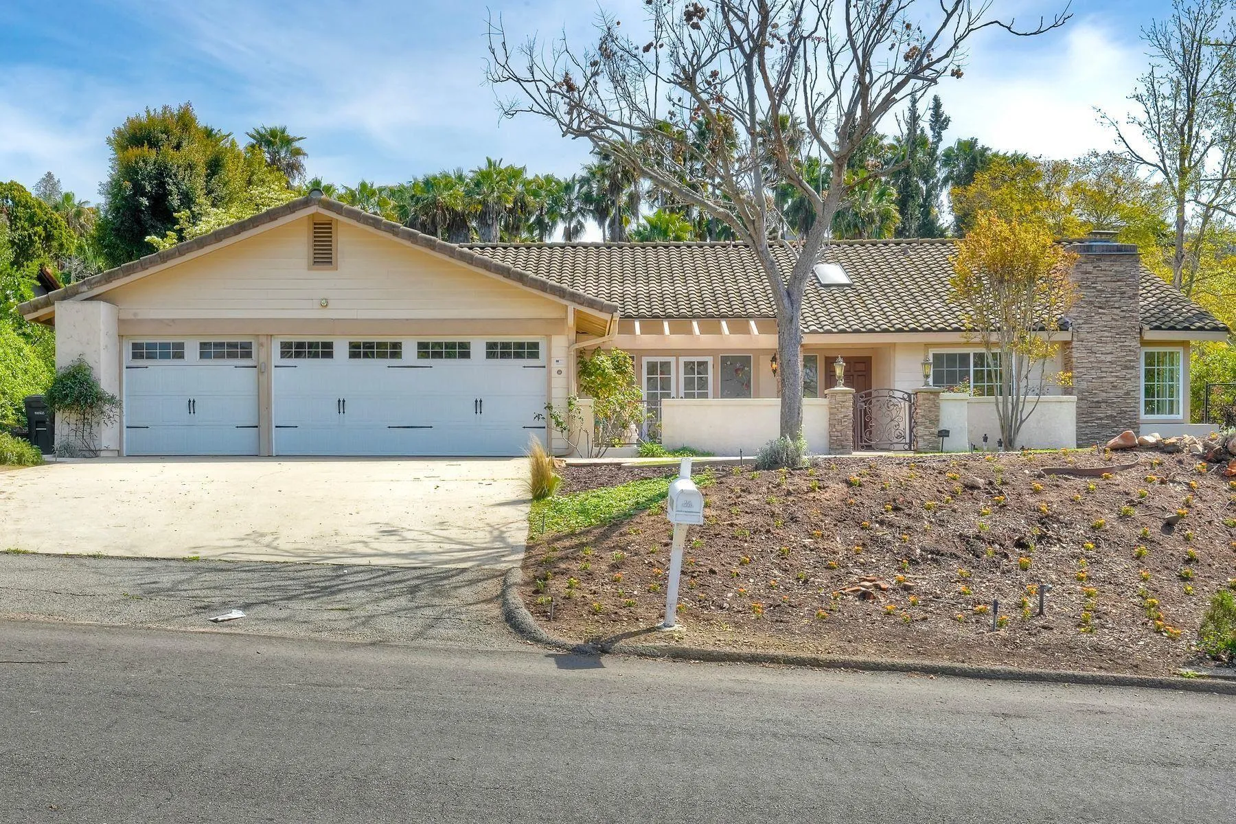 a view of a house with a yard