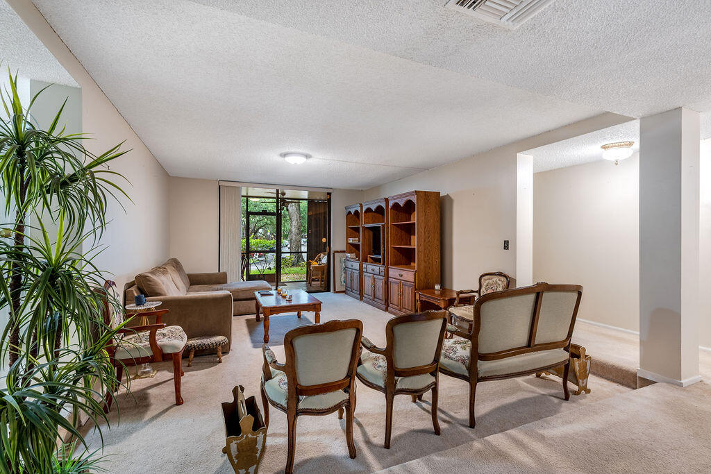 3680 Inverrary Drive, Unit 1V Lauderhill, FL 33319 - Photo 5 of 35 3680InverraryLnDrapt1V.Lauderhill-5