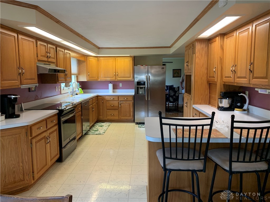 318 Beckenham Road Englewood, OH 45322 - Photo 16 of 50 Kitchen with eat at bar area