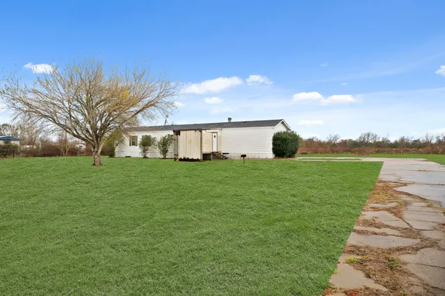 $1,500 | 9910 County Road 200, Alvin, TX 77511