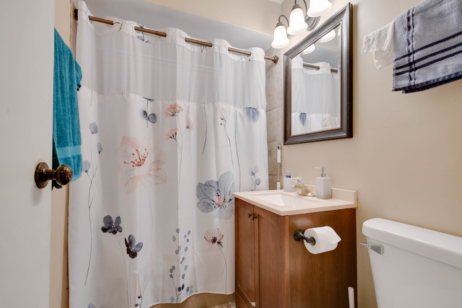314 Windsor Street Park Forest, IL 60466 - Photo 15 of 20 a bathroom with a sink a toilet and shower