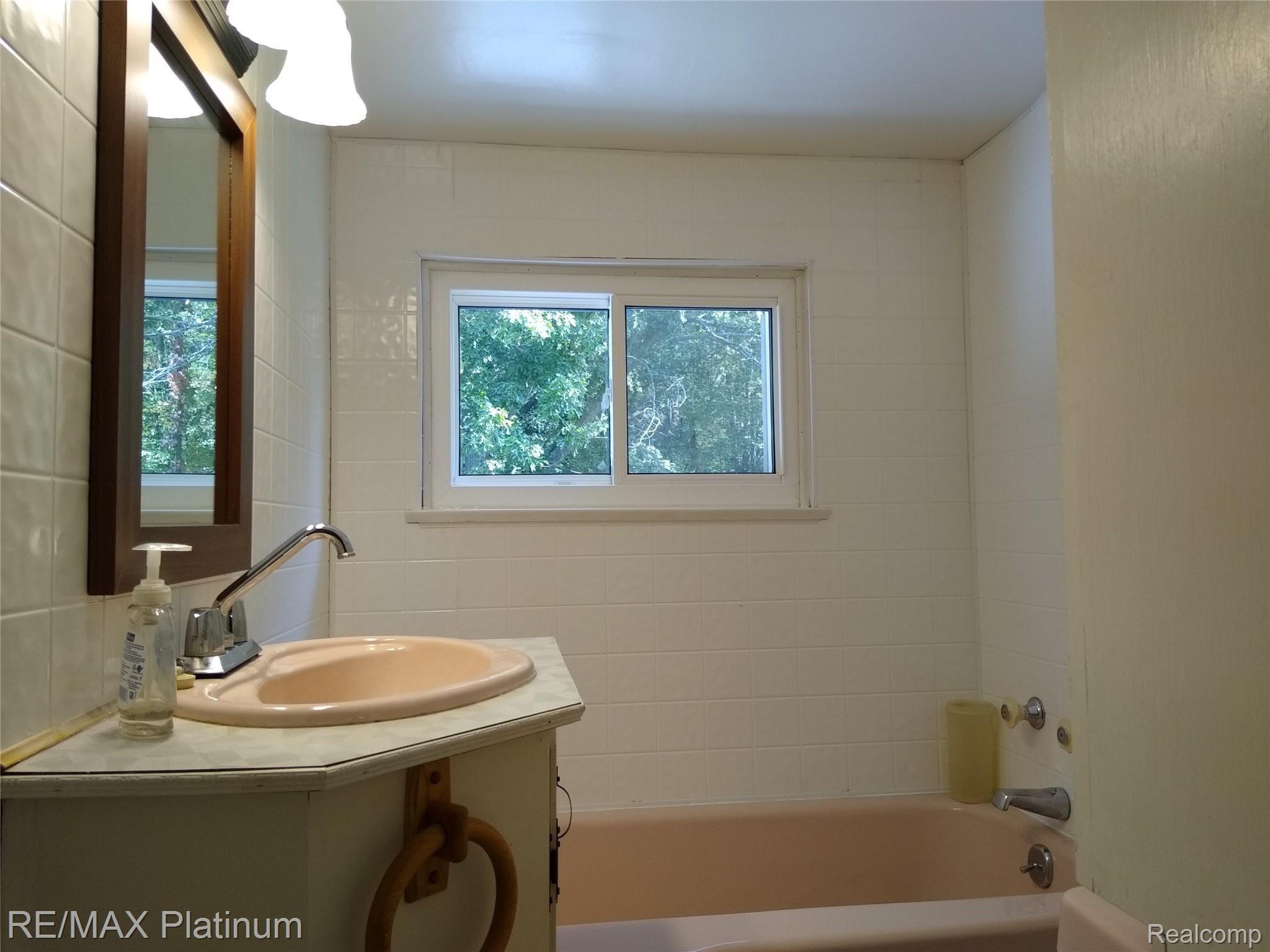 1555 Chilson Road Howell, MI 48843 - Photo 30 of 47 Second floor bathroom
