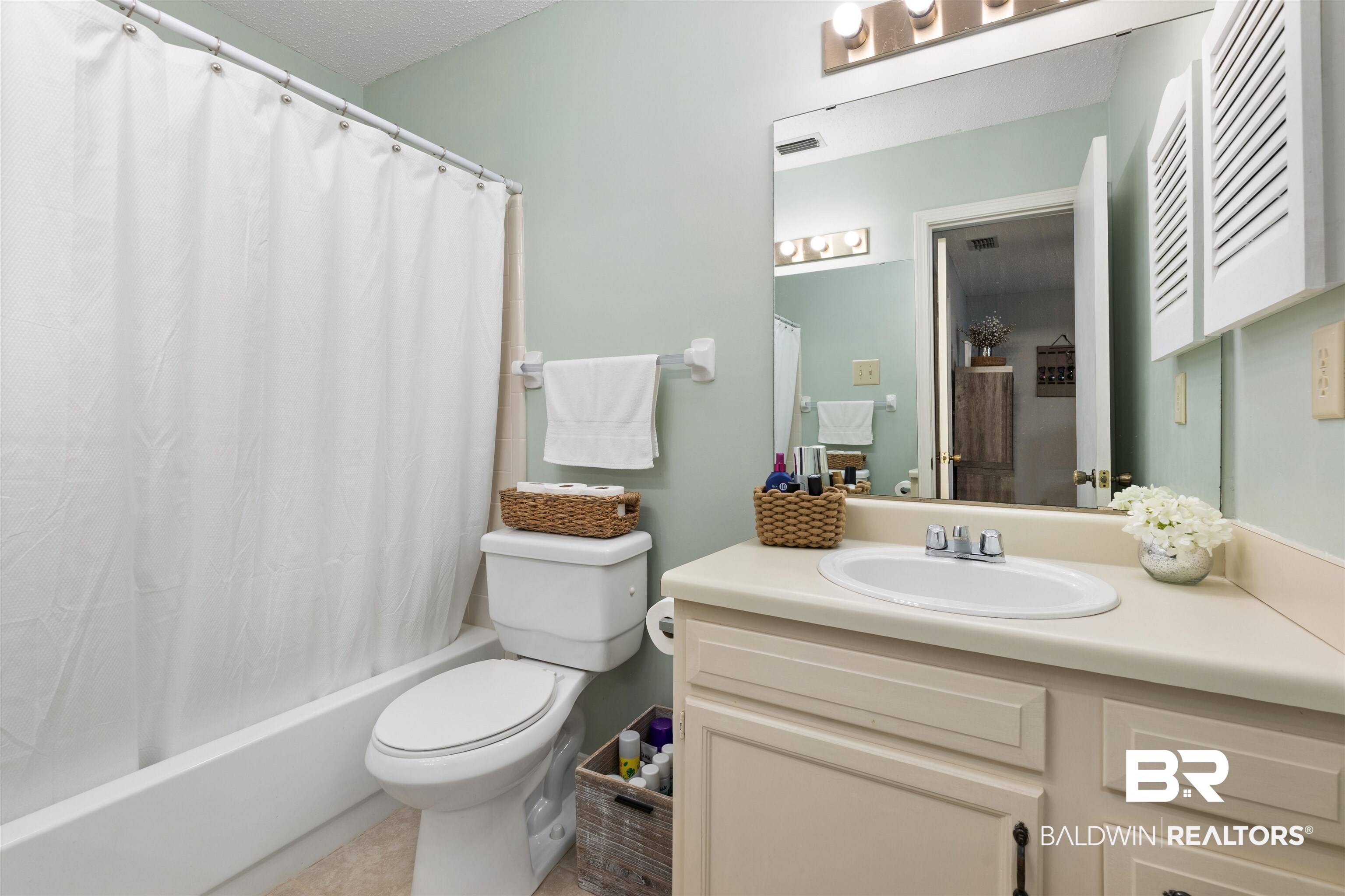 5900 Grelot Road, Unit 601 Mobile, AL 36609 - Photo 20 of 24 Upstairs Bath