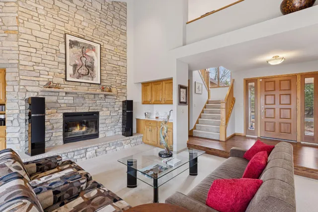 $950,000 | 6287 Crackleberry Trail, Woodbury, MN 55129